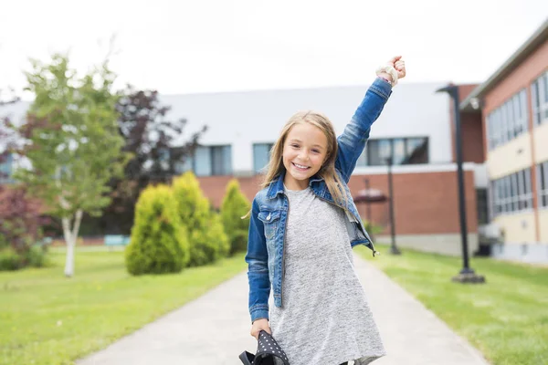 Grand portrait de l'élève de l'école à l'extérieur des sacs de transport de classe — Photo