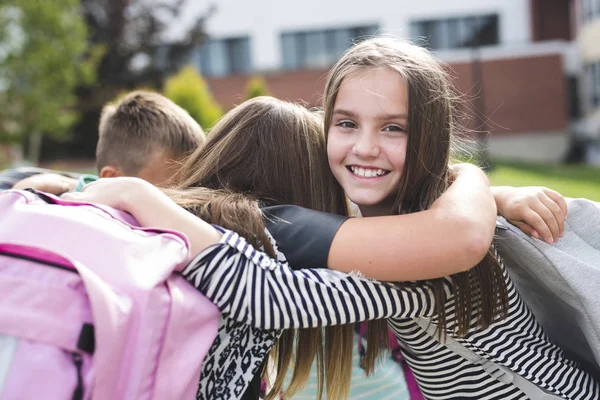 Pré-adolescentes élèves à l'extérieur de la salle de classe — Photo