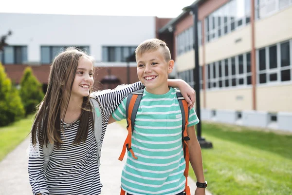 Portrait de deux amis d'école avec sacs à dos — Photo