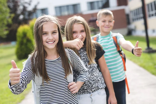 Pre-teen skolelever utanför klassrummet — Stockfoto