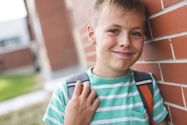 Мальчик-подросток на улице в школе — стоковое фото