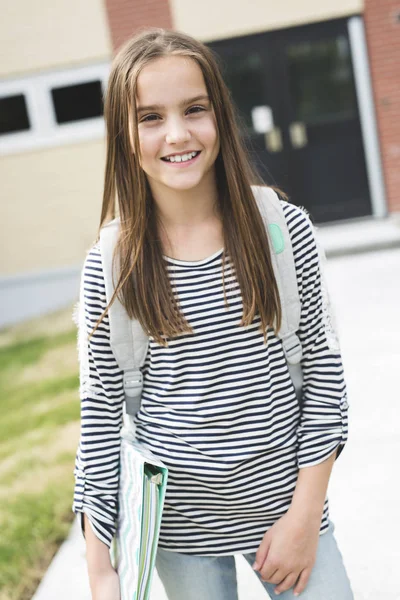 Elève de l'école primaire à l'extérieur portant sac à dos — Photo