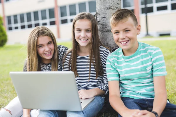 Wstępnie Nastoletnia szkole uczniowie poza z klasie z laptop — Zdjęcie stockowe