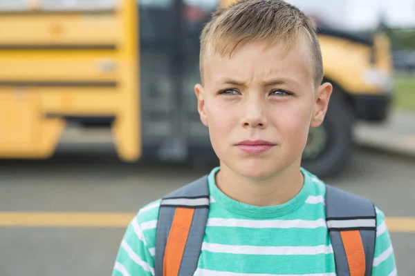 学校で外前十代の少年 — ストック写真