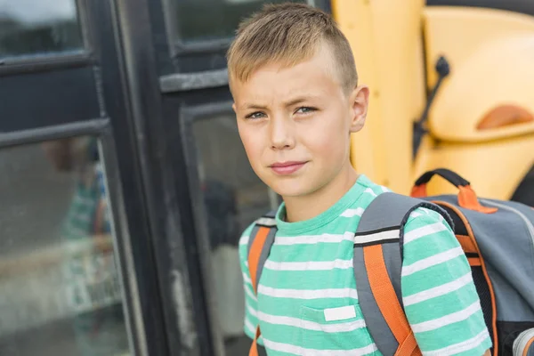 Pré adolescente menino fora na escola — Fotografia de Stock