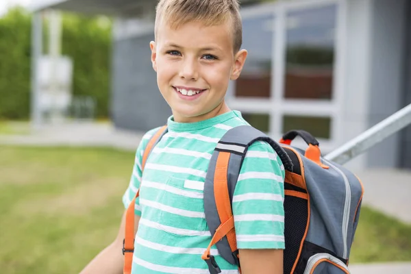 Pre adolescente chico fuera en la escuela — Foto de Stock