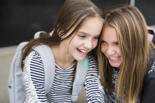 शाळेच्या बागेत बाहेर अभ्यास करणार्या दोन प्री किशोरवयीन मुलींचे पोर्ट्रेट — स्टॉक फोटो, इमेज
