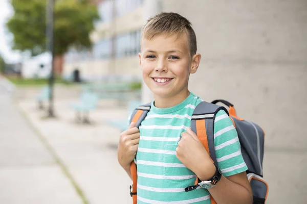 Έφηβος αγόρι προ έξω από σχολείο — Φωτογραφία Αρχείου