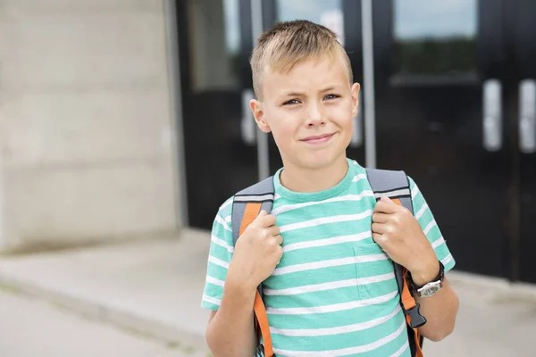 学校で外前十代の少年 — ストック写真