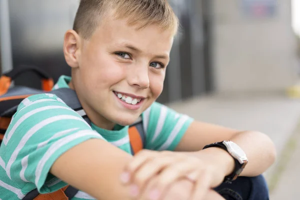 Pre adolescente chico fuera en la escuela — Foto de Stock