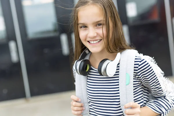 Elève de l'école primaire à l'extérieur portant sac à dos — Photo