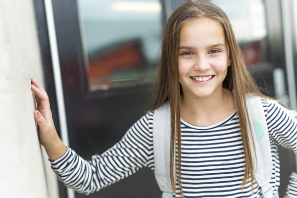 Elève de l'école primaire à l'extérieur portant sac à dos — Photo