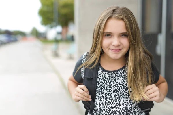 Elève de l'école primaire à l'extérieur portant sac à dos — Photo