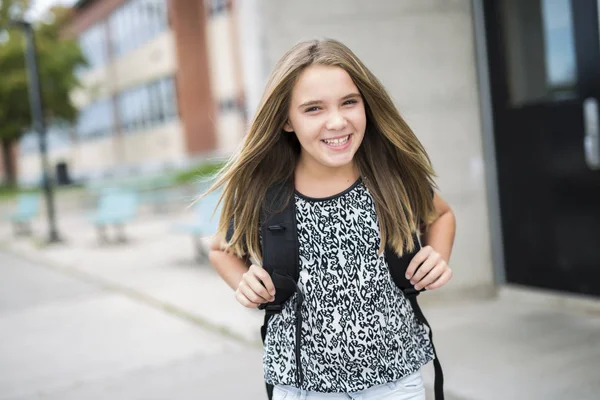Grundschüler trägt Schulranzen draußen — Stockfoto