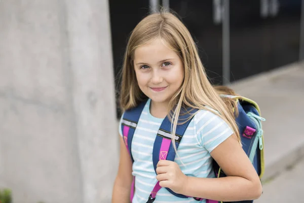 Dziewięcioletnia studentka w szkole — Zdjęcie stockowe