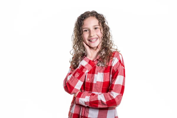 Portret 9 lat dziewczyna z kręconymi włosami, na białym tle — Zdjęcie stockowe