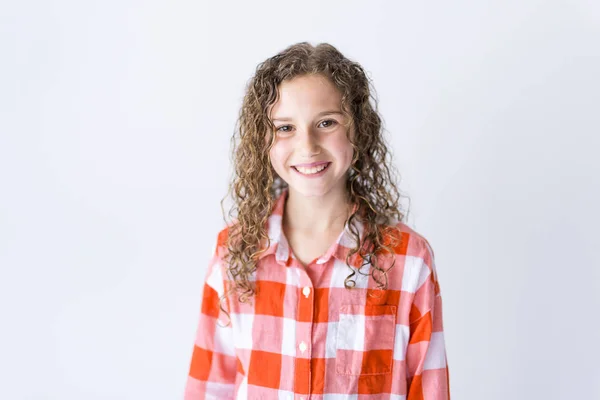 Retrato de menina de 9 anos com cabelo encaracolado, isolado em cinza — Fotografia de Stock
