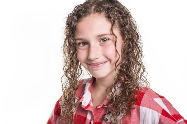 Portret 9 lat dziewczyna z kręconymi włosami, na białym tle — Zdjęcie stockowe