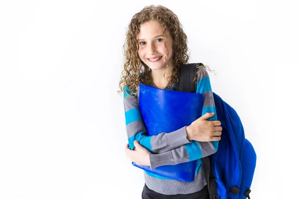 Menina de 9 anos em um uniforme escolar posa em estúdio . — Fotografia de Stock