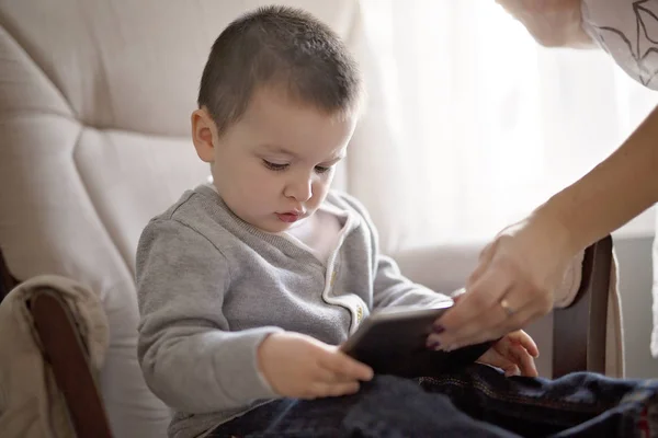 Mãe e filho usando tablet digital em casa — Fotografia de Stock