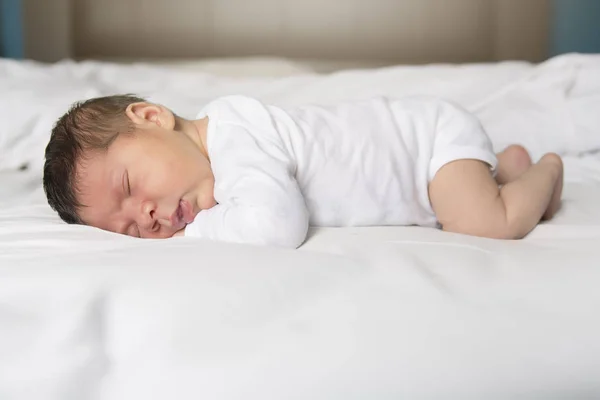 Bebê dormindo em lençol branco — Fotografia de Stock
