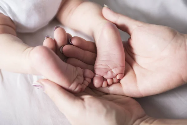 Pequenos pés de bebê — Fotografia de Stock