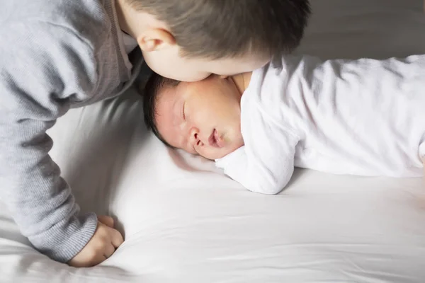 Chlapec se dítě ležící na posteli doma — Stock fotografie