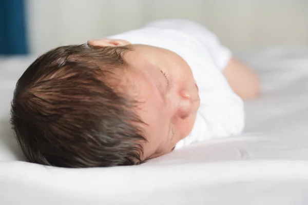 Bebê dormindo em lençol branco — Fotografia de Stock