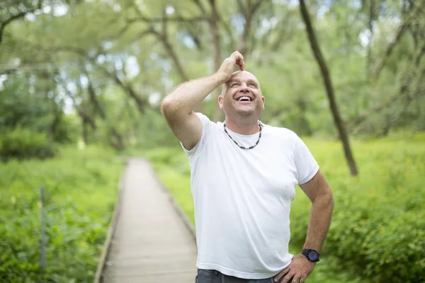 Männer um die 50 im Wald — Stockfoto