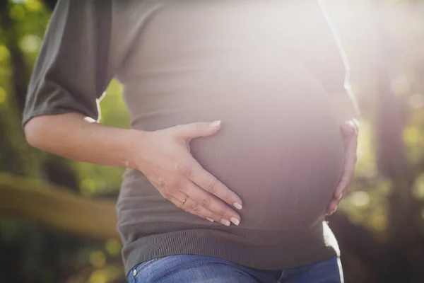 Closeup zwanger ze gebruiken hand touch buik — Stockfoto