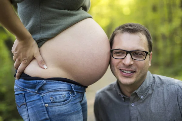 秋の公園で家族一緒に。女性が妊娠して — ストック写真