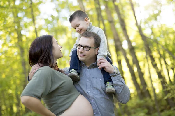 Feliz família grávida se divertindo na natureza outono — Fotografia de Stock