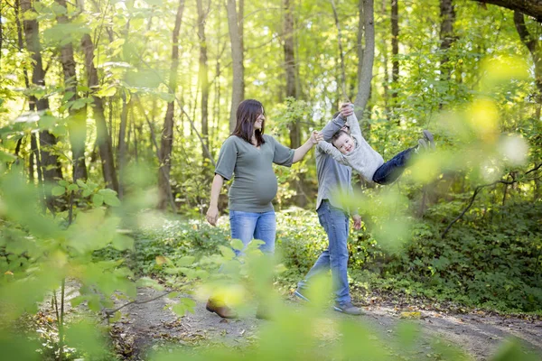 在秋天自然开心幸福的怀孕家庭 — 图库照片