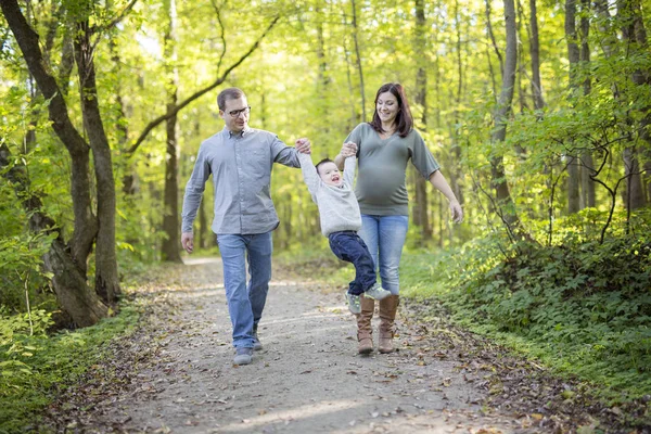Glücklich schwangere Familie hat Spaß in der herbstlichen Natur — Stockfoto