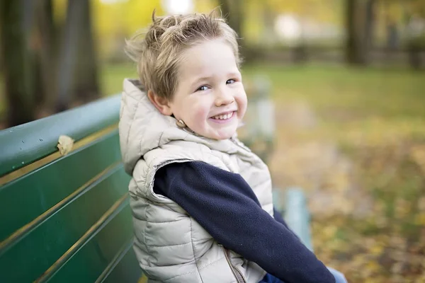 Pojke i höst i en park — Stockfoto