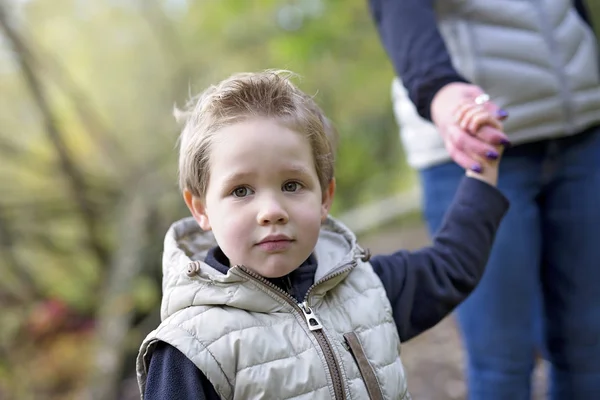 Jongen in herfst seizoen in een park — Stockfoto