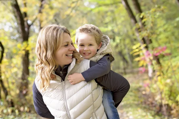 Adorable petit garçon avec sa mère dans le parc d'automne — Photo