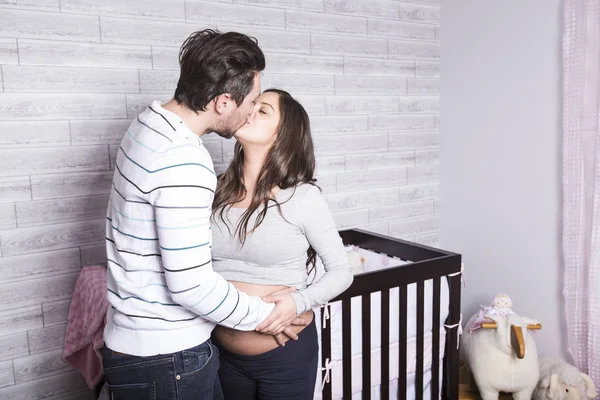 Těhotné matky a její manžel na dětský pokoj — Stock fotografie