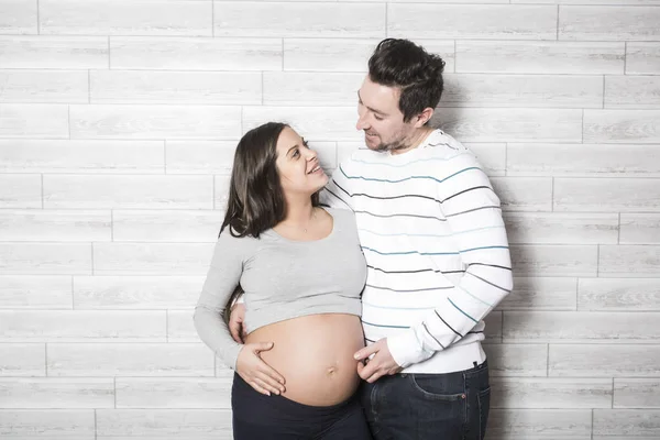 Schwangere Mutter und ihr Mann im Babyzimmer — Stockfoto