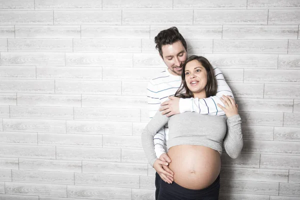 Matki w ciąży i jej męża na pokój dziecka — Zdjęcie stockowe