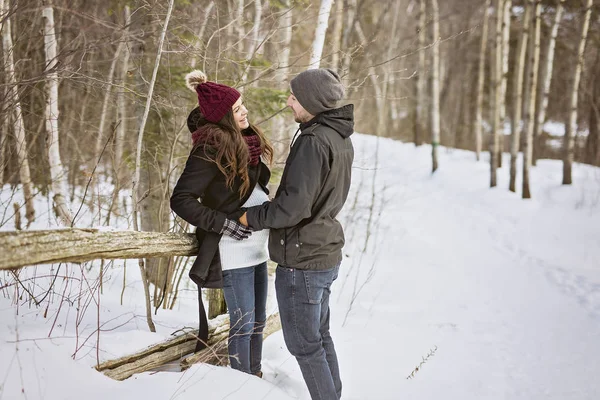 怀孕的夫妇在冬季自然玩得开心 — 图库照片
