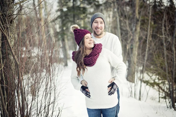 Casal grávida se divertir no inverno natureza — Fotografia de Stock