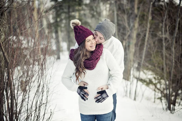 怀孕的夫妇在冬季自然玩得开心 — 图库照片