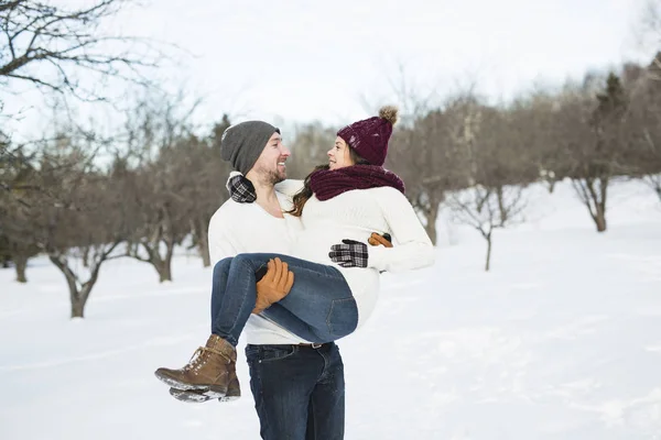 Pregnant couple have fun in winter nature — Stock Photo, Image