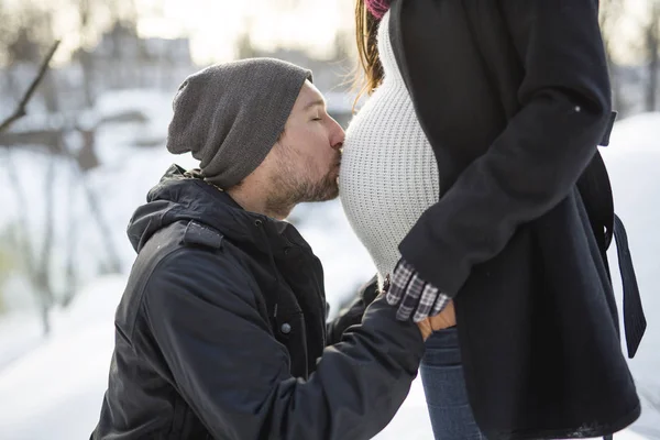 Těhotná pár bavit v zimní přírodě — Stock fotografie