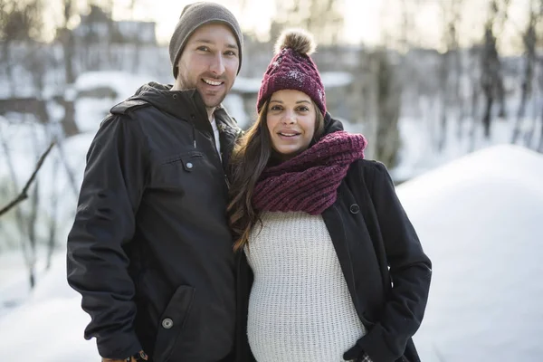 Embarazada pareja divertirse en invierno naturaleza — Foto de Stock