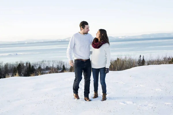 Embarazada pareja divertirse en invierno naturaleza — Foto de Stock