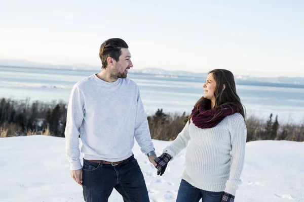 Embarazada pareja divertirse en invierno naturaleza — Foto de Stock