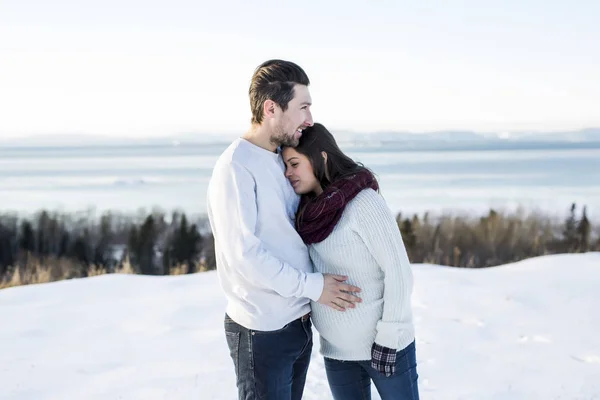 Schwangere haben Spaß in der winterlichen Natur — Stockfoto