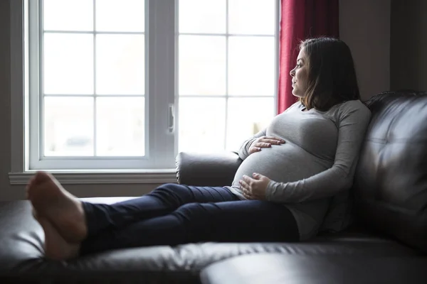 ウィンドウに近い若い妊婦 — ストック写真